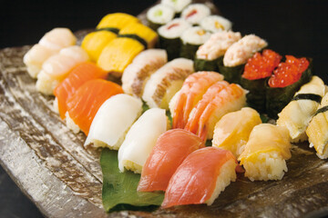 たくさんの種類の握り寿司盛り合わせ