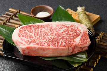 生の本わさびが付いた、贈答用の超厚切り高級和牛ステーキのイメージ写真