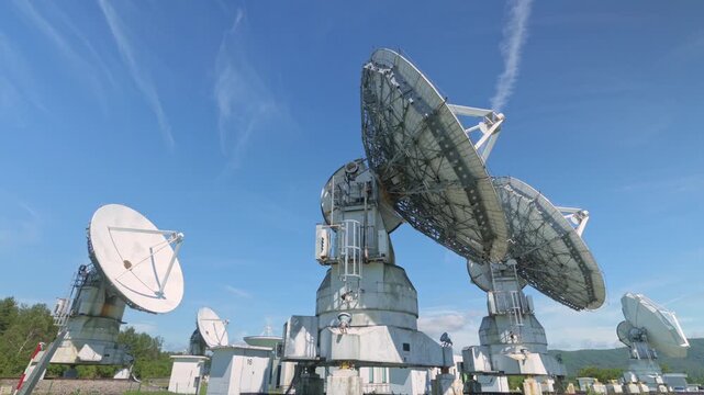 国立天文台野辺山宇宙電波観測所のミリ波干渉計と秋の空