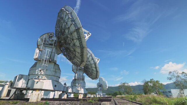 国立天文台野辺山宇宙電波観測所のミリ波干渉計と秋の空