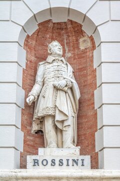 pesaro, italien - statue von gioachino rossini 