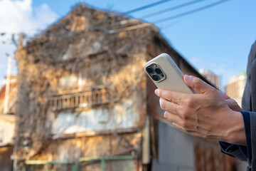 空き家　スマホ　男性