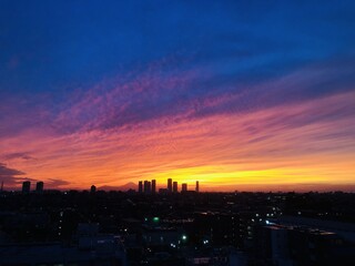 色のコントラストが鮮やかな夕焼け　高層ビルと富士山　