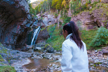 Mucha disfrutando de la Cascada de la Cueva, Valle de Ordesa