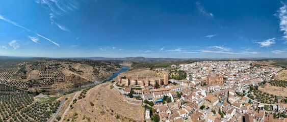 Panorámica aérea del municipio de Baños de la Encina en la provincia de Jaén, España