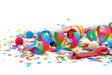 Partydekoration vor weißem Hintergrund