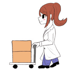 白衣を着た女の子が台車に乗った段ボールを運んでいる