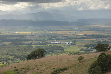淡い天使のはしごが降りる街並み