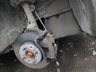 Car without wheel and lift up by hydraulic, waiting for tire replacement