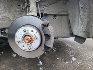 Car without wheel and lift up by hydraulic, waiting for tire replacement