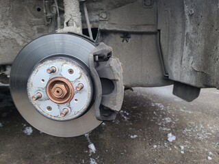 Car without wheel and lift up by hydraulic, waiting for tire replacement