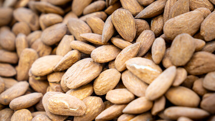 Obraz premium Roasted, unshelled almond nut seeds. Top view. 