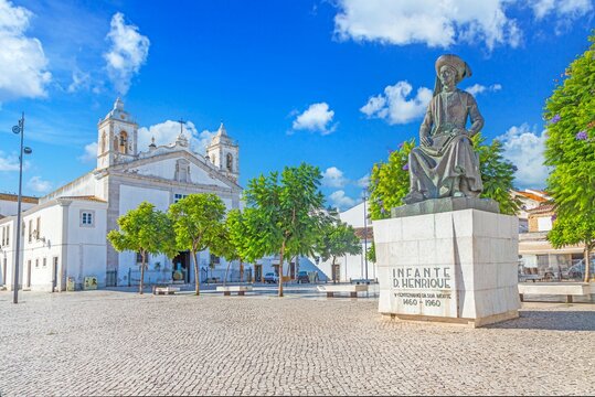 Fototapeta Statue of Infante Dom Henrique and church in Lagos Algarve Portugal