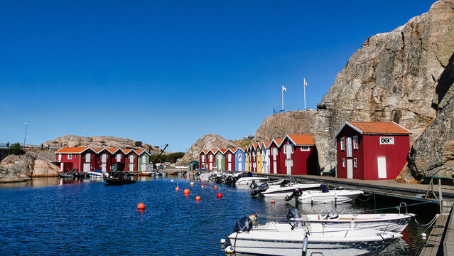 Auf der Sm&ouml;genbryggan in  Sm&ouml;gen / Schweden mit seinen bunten H&auml;usern und Hafen