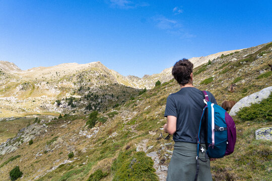 Senderista disfrutando de un paseo por la Cerda&ntilde;a