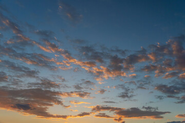 秋の夕暮れに輝く空と雲08