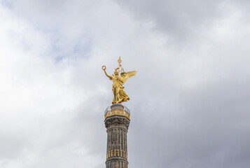 Die Siegessäule steht mitten im Tiergarten am „Großen Stern“ in Berlin, Deutschland