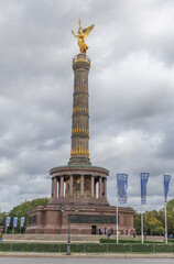 Die Siegessäule steht mitten im Tiergarten am „Großen Stern“ in Berlin, Deutschland