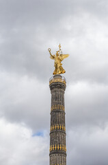 Die Siegessäule steht mitten im Tiergarten am „Großen Stern“ in Berlin, Deutschland