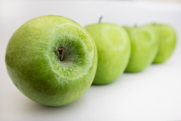 Diagonal Row of Green Apples on White Background with Copy Space – Minimalist Fruit Flat Lay