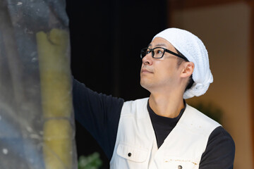 建築現場で働く男性