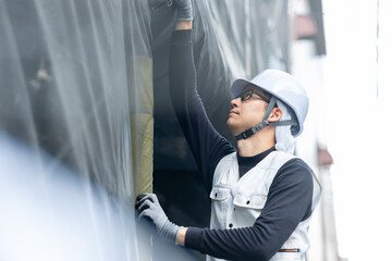 建築現場で働く男性