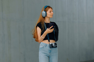 Woman with bionic prosthesis engages with her smartphone in a modern urban setting during daylight