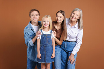 Obraz premium Portrait of senior woman with son and his family on brown background