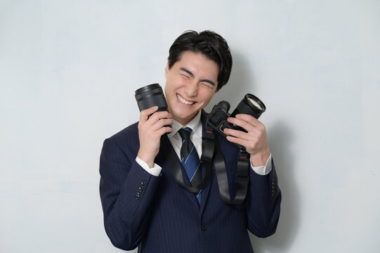 Fototapeta カメラを持って喜ぶ日本人男性