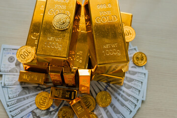 Smart investors use gold price swings to their advantage in the market.
