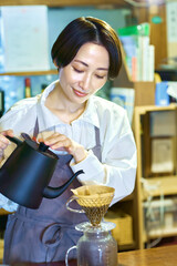コーヒーを淹れる店員　カフェ　喫茶店
