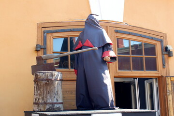 The mannequin was dressed in an executioner's costume on the scaffold.