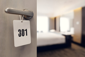 Puerta entrada habitación hotel