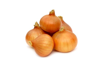  Several yellow onions lie on a white background.