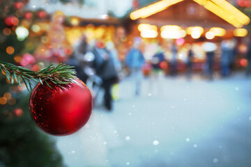 Rote Christbaumkugel, Weihnachtsschmuck, Tannenzweig auf Weihnachtsmarkt, Christkindlmarkt vor...