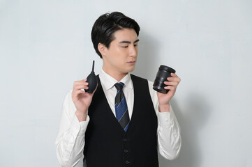 カメラのメンテナンスをする日本人男性