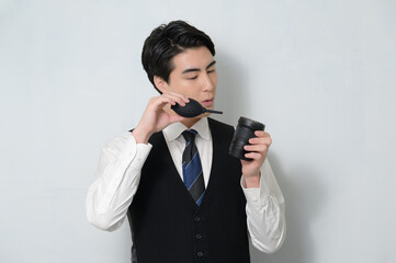 カメラのメンテナンスをする日本人男性