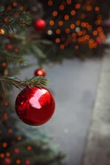 Viele rote, orange Christbaumkugeln, Weihnachtsschmuck hängen an Tannenzweig auf Weihnachtsmarkt, Christkindlmarkt und leuchten, schimmern als verschwommener Hintergrund, Textfreiraum im kalten Winter © Barbara-Maria Damrau
