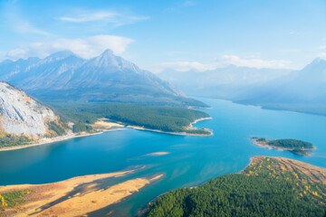 Obraz premium The hike to the Niblet, Nublet, and Nub Peak reveals breathtaking alpine beauty with panoramic mountain views, turquoise lakes, and unforgettable wilderness adventure
