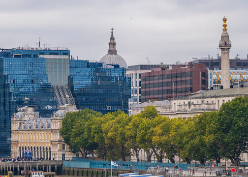 C&uacute;pula de la Catedral de San Pablo entre edificios modernos de Londres