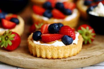 tartlets with cream cheese and berries