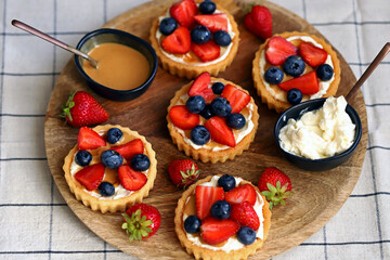 tartlets with cream cheese and berries