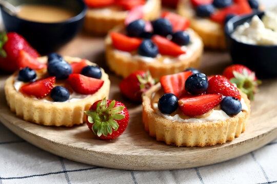 tartlets with cream cheese and berries