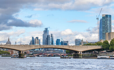 Obraz premium Puente y downtown de londres