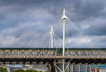 Fototapeta premium Puente Millennium sobre el río Támesis, Londres, Reino Unido