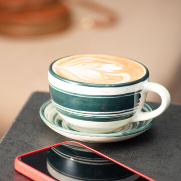 T&uacute; soltaste una risita, negando suavemente con la cabeza: