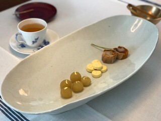 전통 접시에 담은 한국 전통 다식과 홍차가 있는 티타임