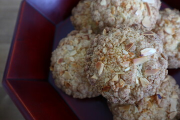 막 구워져 나온 바삭한 크럼블이 얹어있는 파인애플쿠키