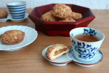 바삭한 크럼블이 얹어진 파인애플쿠키와 홍차가 있는 티타임