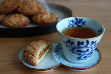 바삭한 크럼블이 얹어진 파인애플쿠키와 홍차가 있는 티타임